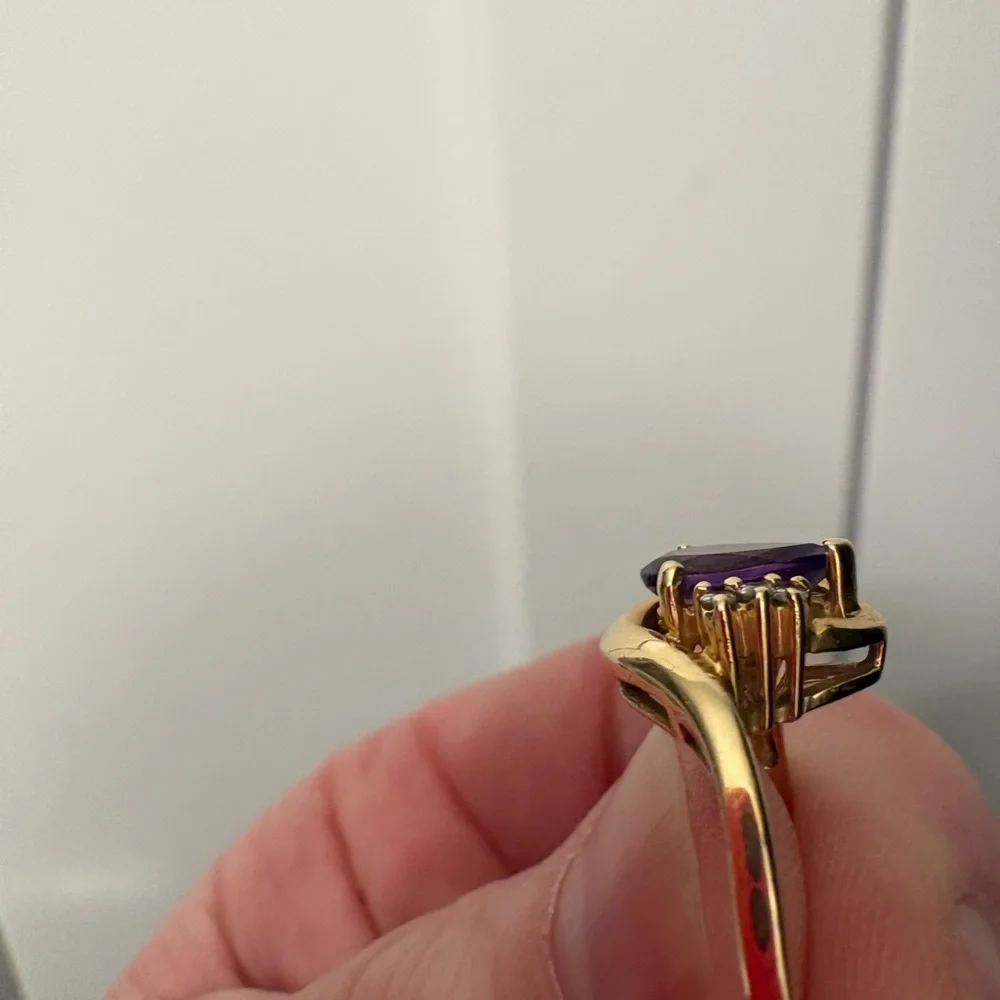 14K Gold Ring with Amethyst and Diamonds - Picture 5 of 6